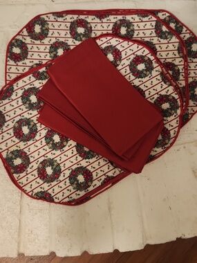 Holiday Wreath Pattern Placemats And Red Napkins